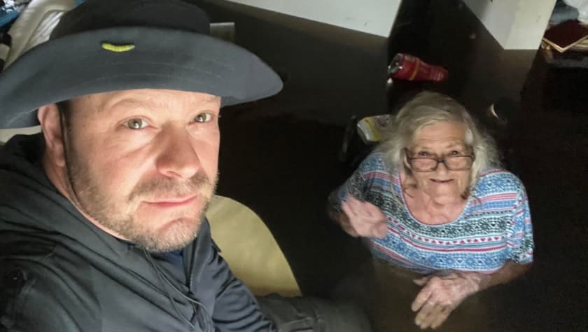 En la imagen Johnny Lauder (izqu.) y su madre, Karen Lauder, de 84 años, quien fue rescatada por él durante el huracán Ian el pasado 28 de septiembre de 2022.