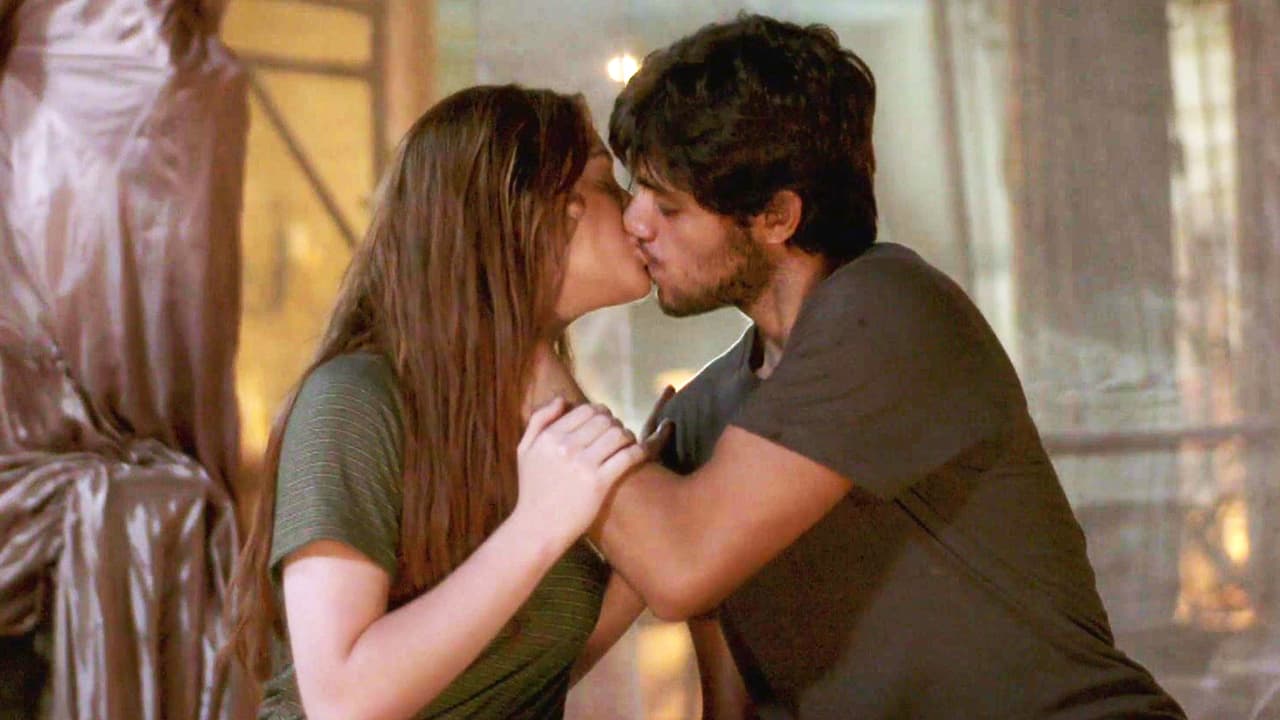 El apoyo incondicional de Jonathan los unió cada vez más, hasta que aceptaron su amor y se dieron un apasionante beso.