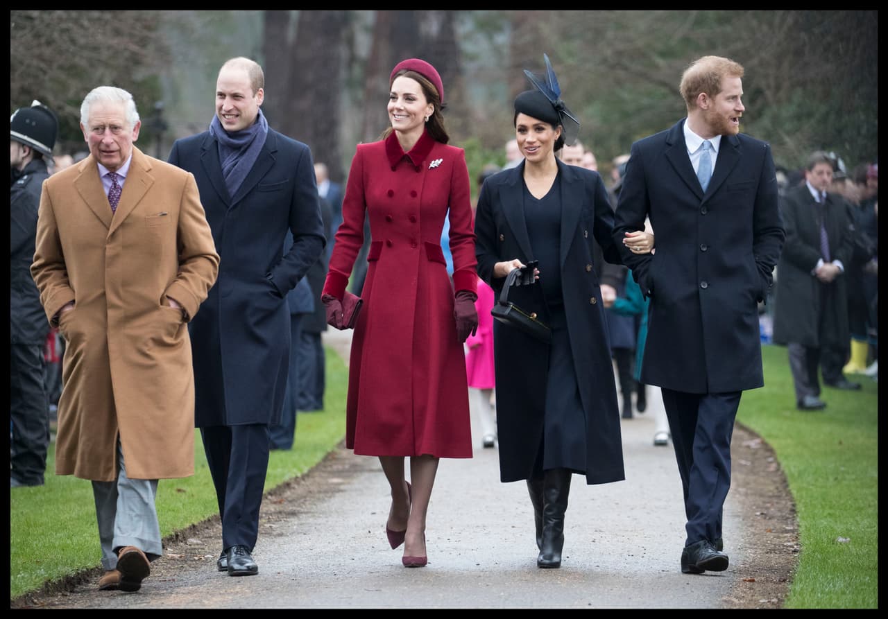 A pesar de que en
<b><a href="https://www.univision.com/entretenimiento/realeza/meghan-markle-y-kate-middleton-echan-por-tierra-los-rumores-van-felices-a-la-misa-de-navidad-fotos">la pasada misa de Navidad, en Sandringham</a></b>, se pudo a ver caminar amigablemente a los príncipes William y Harry con sus respectivas esposas, Kate Middleton y Meghan Markle, hay quienes señalan que se trató de una tregua forzada.