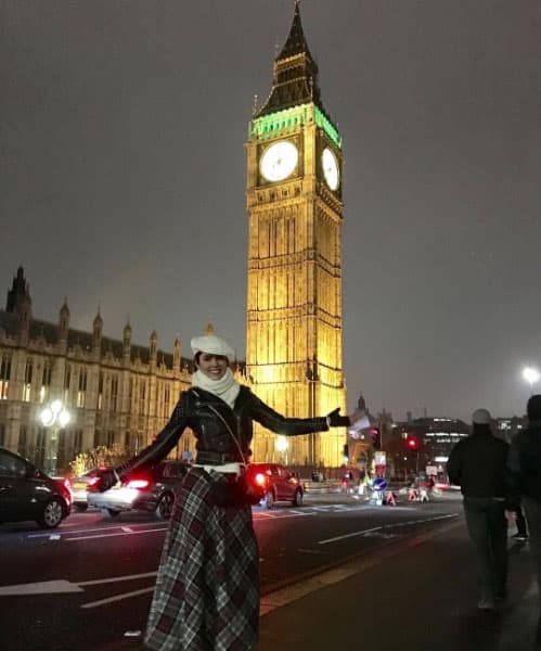 A la actriz le encanta el clima frío, por eso estuvo muy contenta en esta importante ciudad del mundo, aquí se retrató en uno de los símbolos más importantes de Inglaterra, el 'Big Ben'.