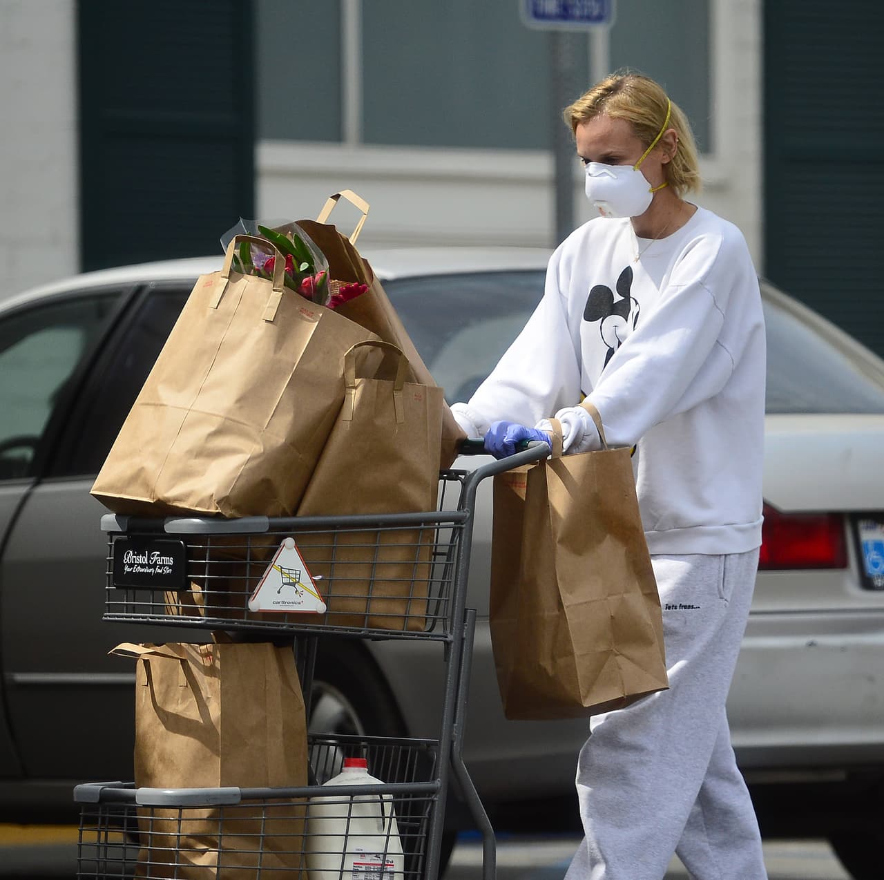 A finales de marzo la actriz Diane Kruger salió de su casa portando una mascara.