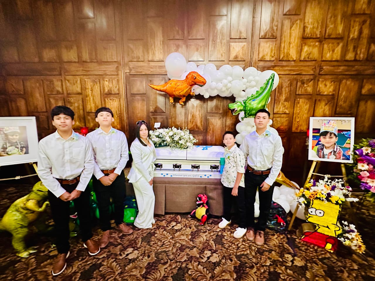 Julie Navarro, mamá del pequeño difunto, estuvo en el funeral junto con los hermanos de Zachary.
<b>Él era el menor de cinco hijos. </b>