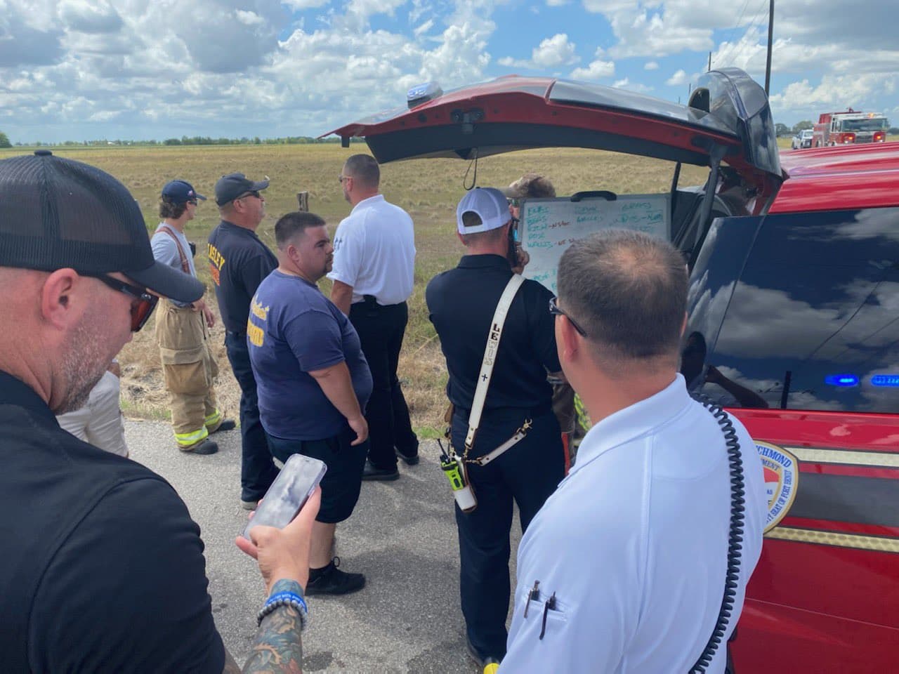 La Oficina de Gestión de Emergencias del Condado de Fort Bend confirmó que el área está aislada en un campo y toda el área circundante está restringida.