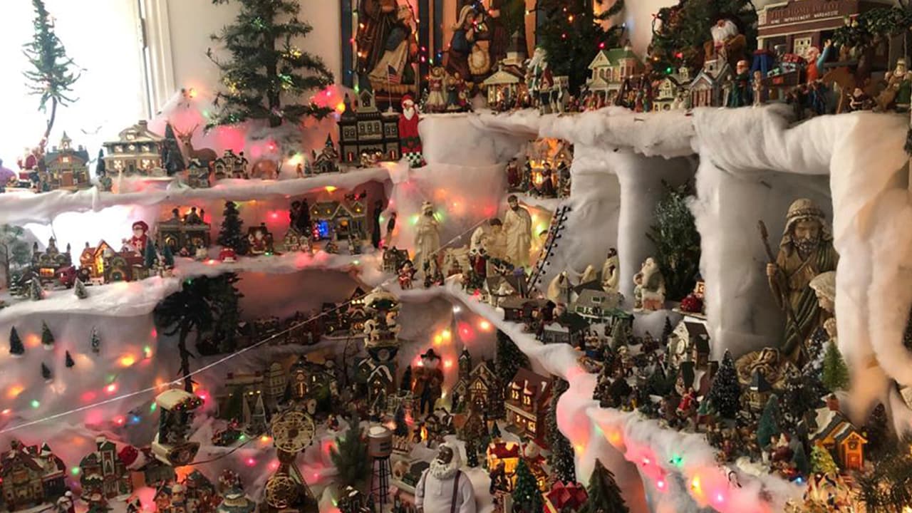 “Me siento muy feliz de poder dar gracias a Dios de esta forma”: mujer que decora su casa con miles de ornamentos navideños cada año