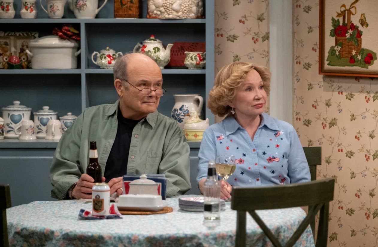 A través de su cuenta de Twitter el actor comparió una foto de las grabaciones de 'That '90s show' acompañado del texto "Los mismos Red y Kitty. Diferente década". Se sabe que la secuela tratará sobre la hija de Eric y Donna, Leia, quien vistitará a sus abuelos Red y Kitty en el verano de 1995.
<br>