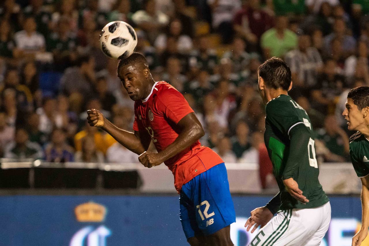 Pero los aplausos para la visita se acabaron pronto. Joel Campbell con certero cabezazo, puso por delante a los centroamericanos con un bonito gol a los 29 minutos, slienciando al 'Volcán'.