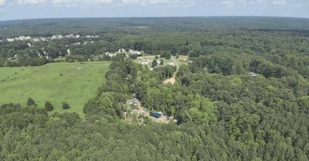 La paz en la que el Alguacil del 
<b>condado Granville </b>asegura en que viven sus residentes se alteró el sábado 27 de julio, cuando se descubrió que en un terreno en 
<b>Lawrence Road</b> decenas de personas habían pagado $50 para participar en 
<b><a href="https://www.univision.com/local/north-carolina-wuvc/tres-hombres-arrestados-por-peleas-de-gallos-en-el-condado-de-nash-video" target="_blank">peleas de gallos</a></b>, lo que está 
<b>prohibido por ley</b>.