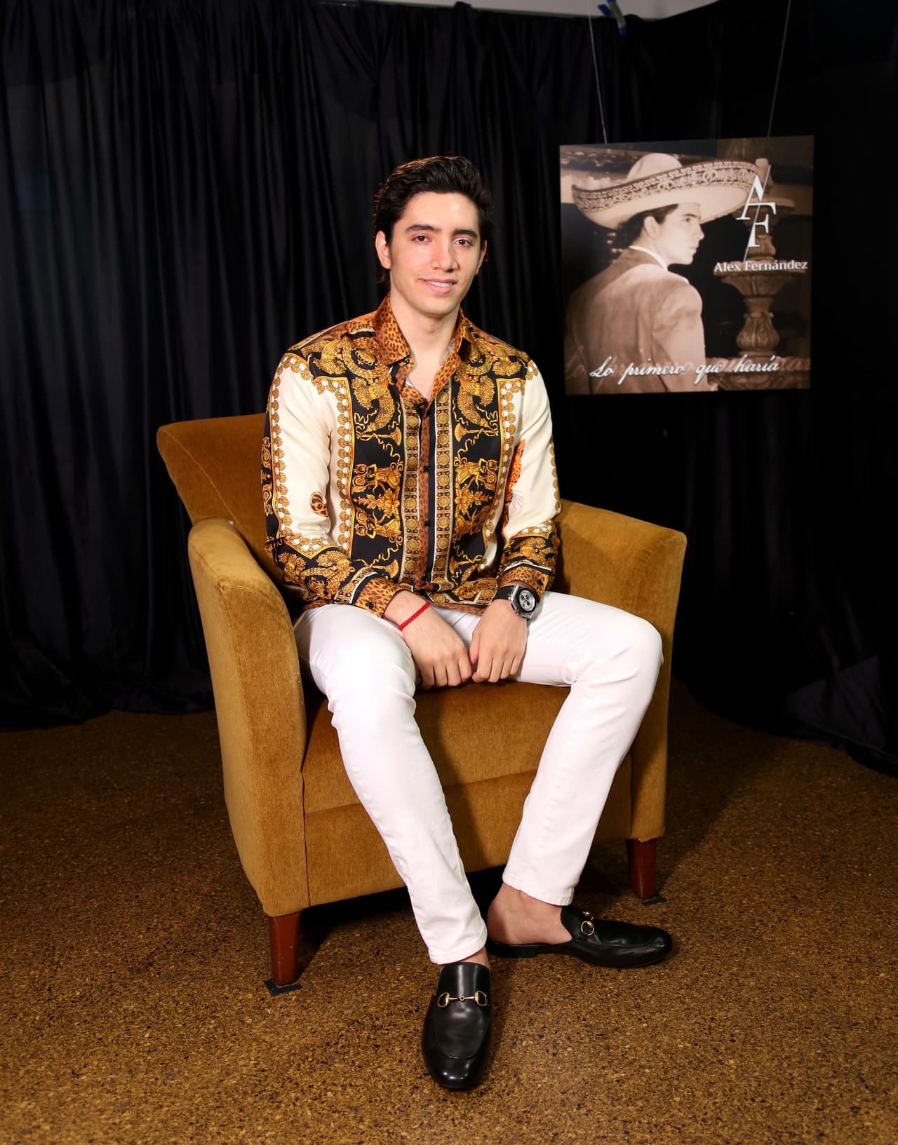 Al igual que Ángela Aguilar, 
<b><a href="https://www.univision.com/shows/despierta-america/alex-fernandez-aclara-por-que-es-su-abuelo-y-no-su-padre-quien-esta-mas-involucrado-en-su-carrera-musical-video">al nieto de Vicente Fernández le apasiona la música mexicana</a></b>. Y, aunque completó su carrera en Administración de Empresas y es pianista clásico, decidió enfocarse en lo que lo mueve, que es la música con la cual se crió.