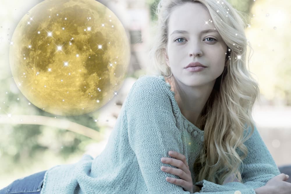 En el horóscopo, la Luna, relacionada con el signo Cáncer, representa la subconsciencia, los sentimientos, la fertilidad, la energía creativa, el hogar, la madre y la receptividad a los estados de ánimo de otras personas, o sea, el plano intuitivo, la empatía.