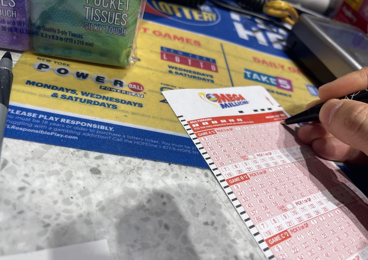 Sube demanda por boletos en Nueva York para sorteo de hoy de Mega Millions