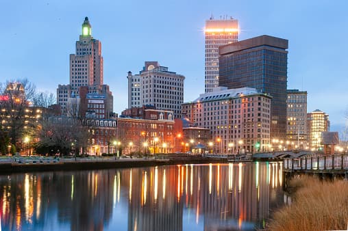<b>Puesto 4: Rhode Island. </b>Fuerza laboral en industrias de alto riesgo: 17.1% del total. Solicitudes de desempleo: 23.9% (131,977). Cantidad de casos de covid-19 por cada 10,000 habitantes: 72.9. Cantidad de fallecidos por la enfermedad por cada 10,000 habitantes: 2.2. Tasa de desempleo proyectada para julio: 15.4%.
<br>