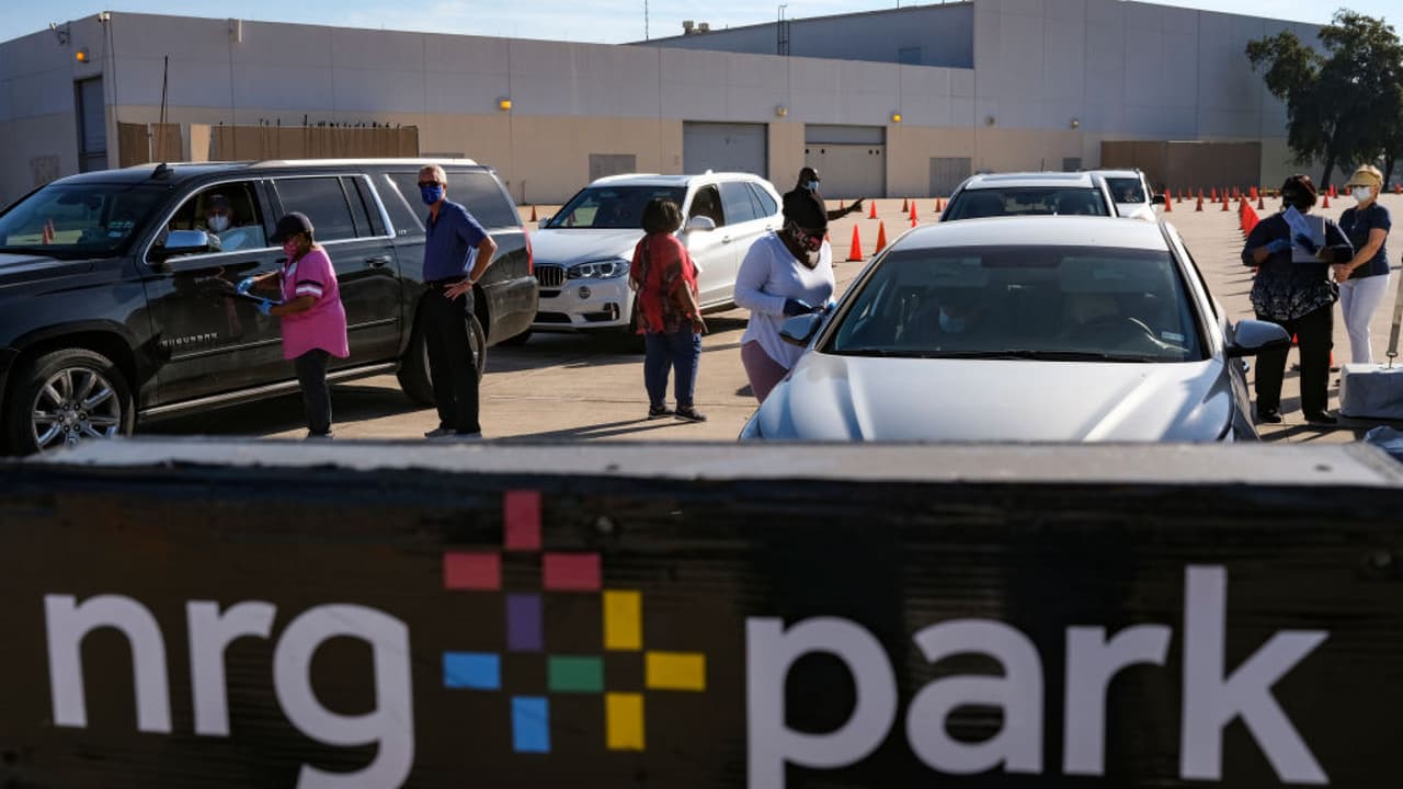 El condado Harris rompe récord de participantes en el primer día de votación anticipada 