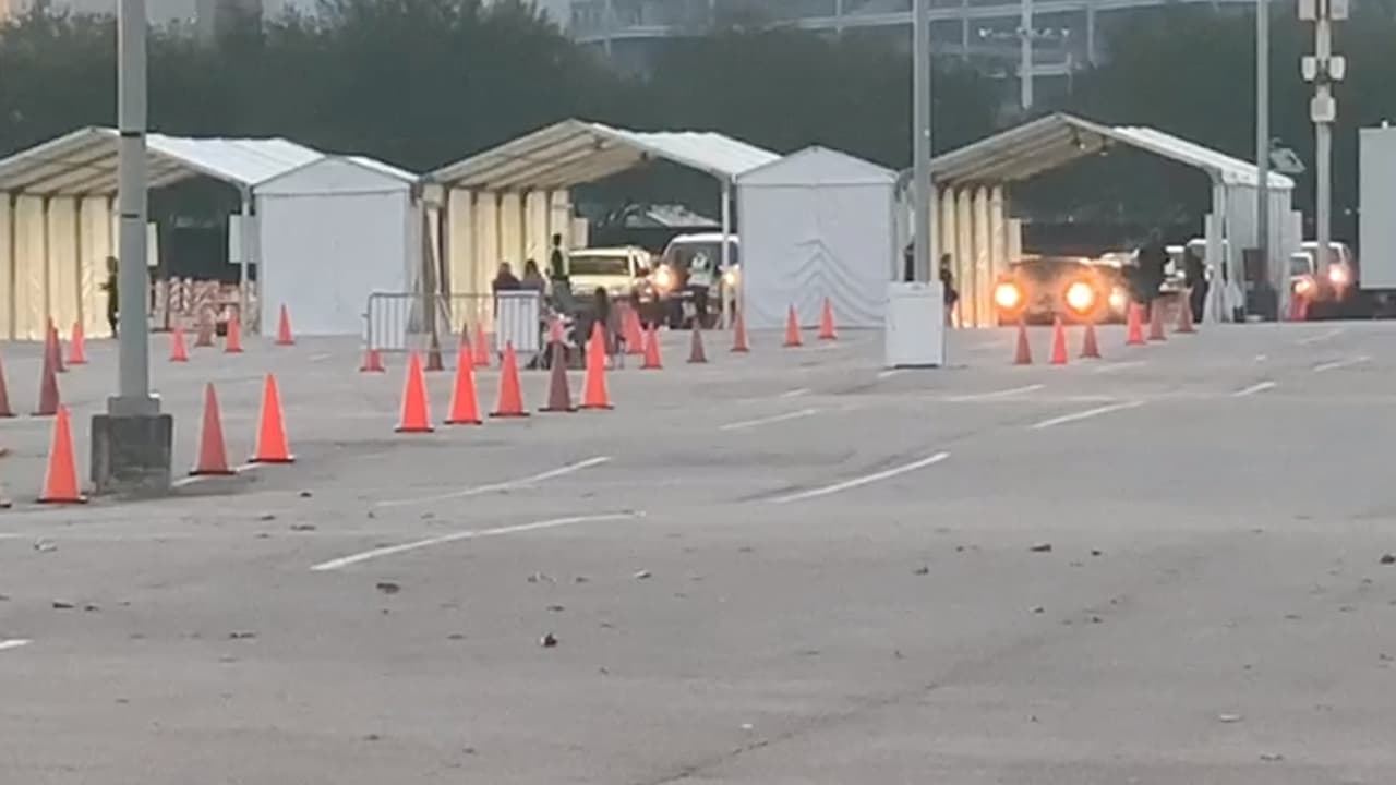 “Mantenemos nuestro compromiso de aplicar la vacuna a todas las personas elegibles y eventualmente a todos los pacientes y miembros de la comunidad”, indicó Memorial Hermann a través de su página de
<b><a href="https://www.facebook.com/MemorialHermann/photos/a.161161947712/10158785554867713/?type=3" target="_blank">Facebook</a></b>.