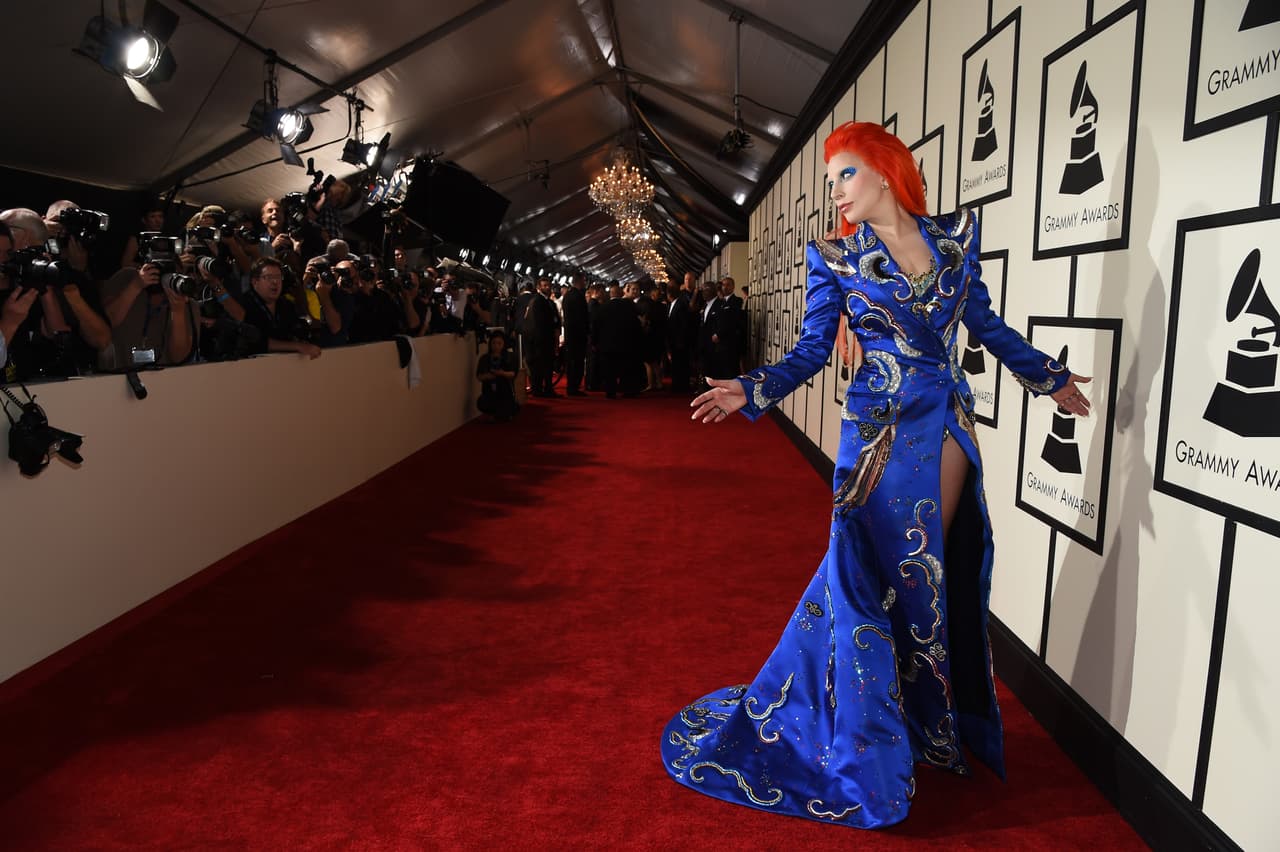 Pero tampoco dejó a un lado su faceta estrafalaria, sobre la alfombra cautivó con este colorido atuendo inspirado en 'Ziggy Stardust', el alter ego de David Bowie.