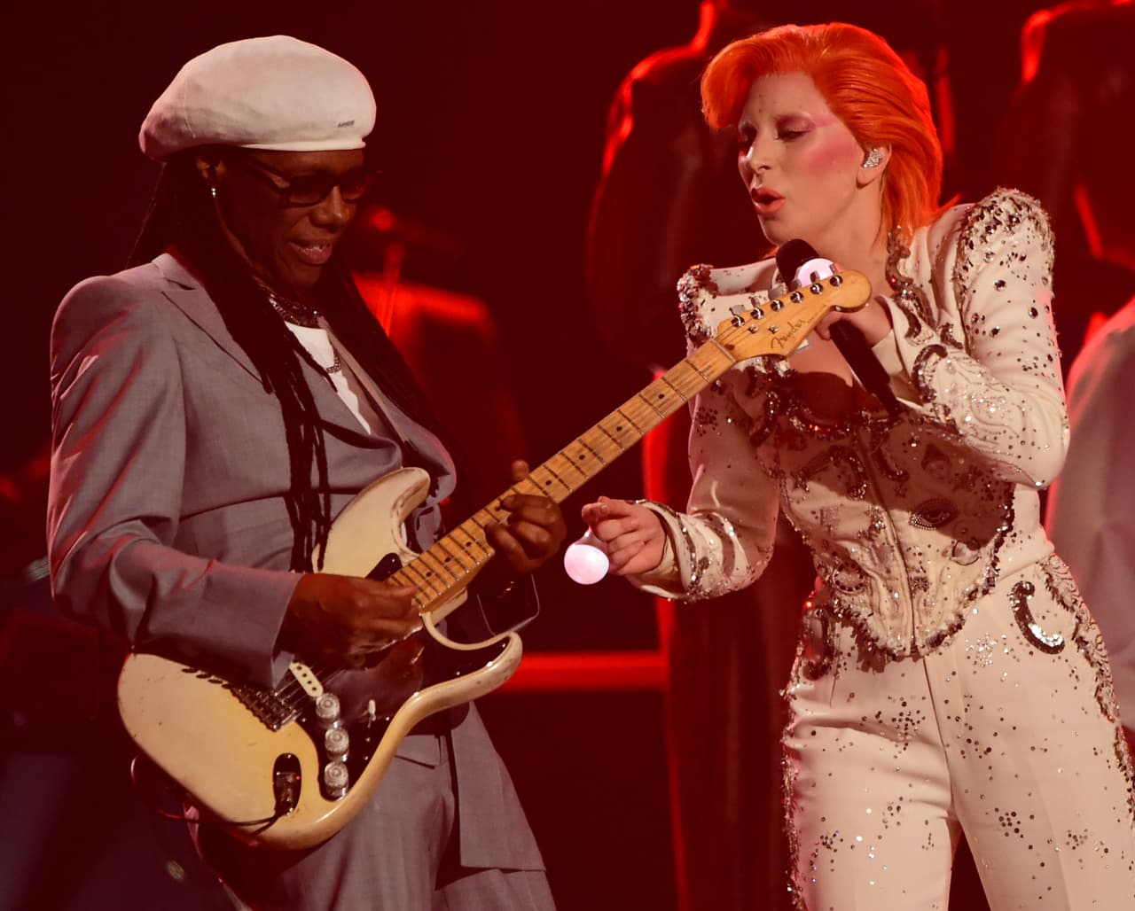 'Heroes', 'Life on Mars' o 'Let's Dance' fueron algunos de los clásicos que sonaron durante la gala del GRAMMY, en la que la estrella del pop volvió a sorprender.