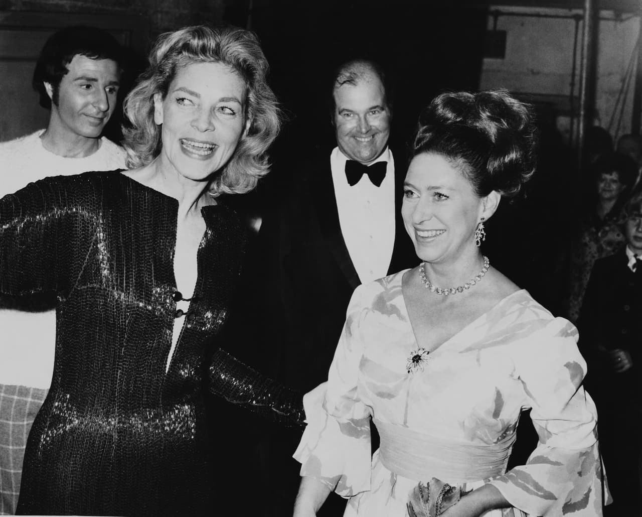 En esta subasta se venderán
<b>vestidos y accesorios</b> que la princesa Margarita (aquí junto a la actriz Lauren Bacall), regaló a su
<b>criada María Roattino</b>.