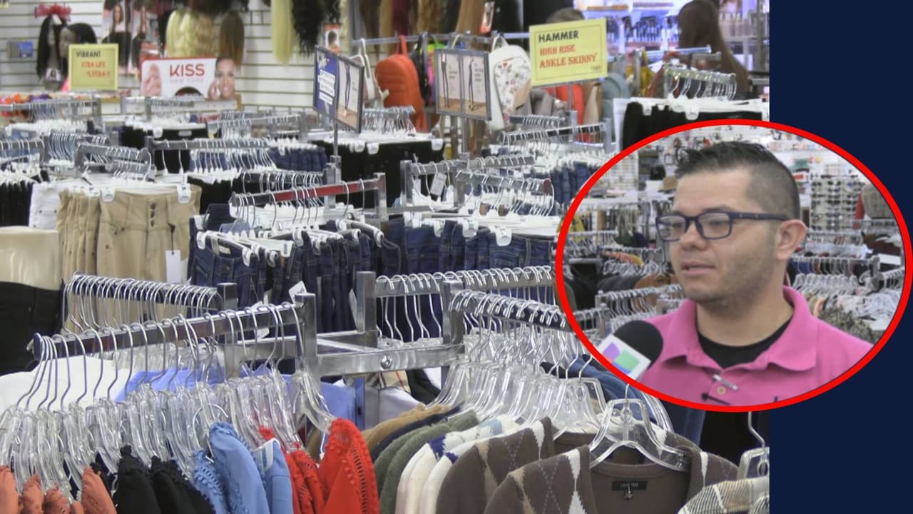 “
<b>Estamos contentos</b> que se vaya reabrir ya después de muchísimo tiempo y pues la verdad que
<b>sí nos hace falta el turismo </b>y la gente de allá por las ventas y especialmente por el tiempo este”, dijo Christian Cañez, empleado de una tienda que Univision Arizona vistió en Tucson.
<br>