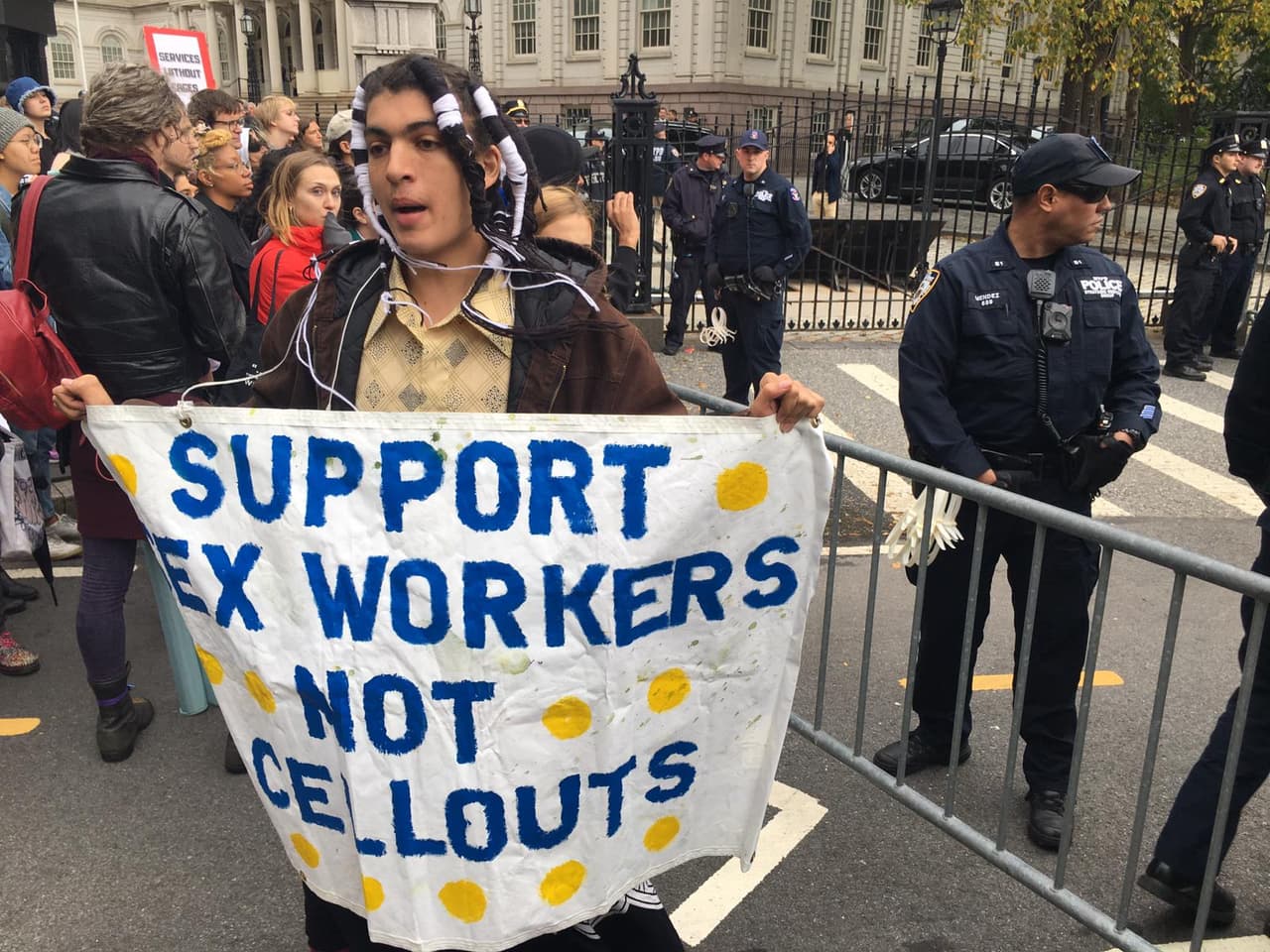 Manifestante con una pancarta.