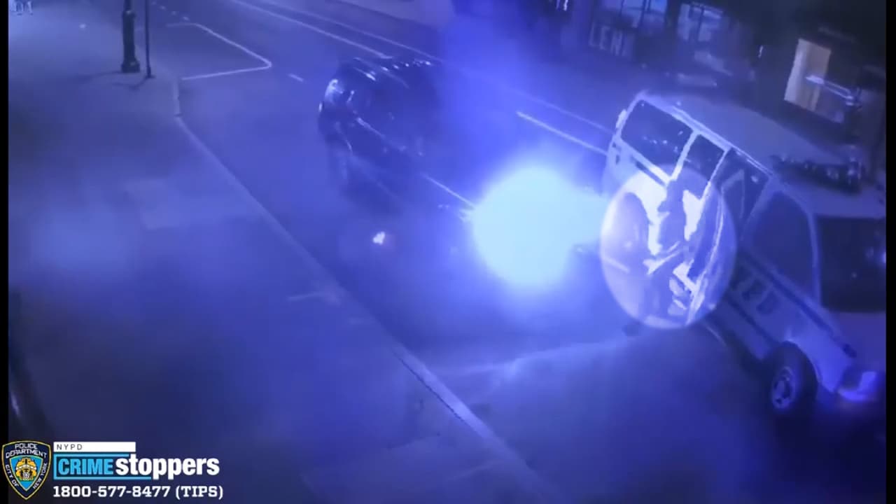 Sospechosos de robo en una tienda de celulares arrollan a un policía en Nueva York  