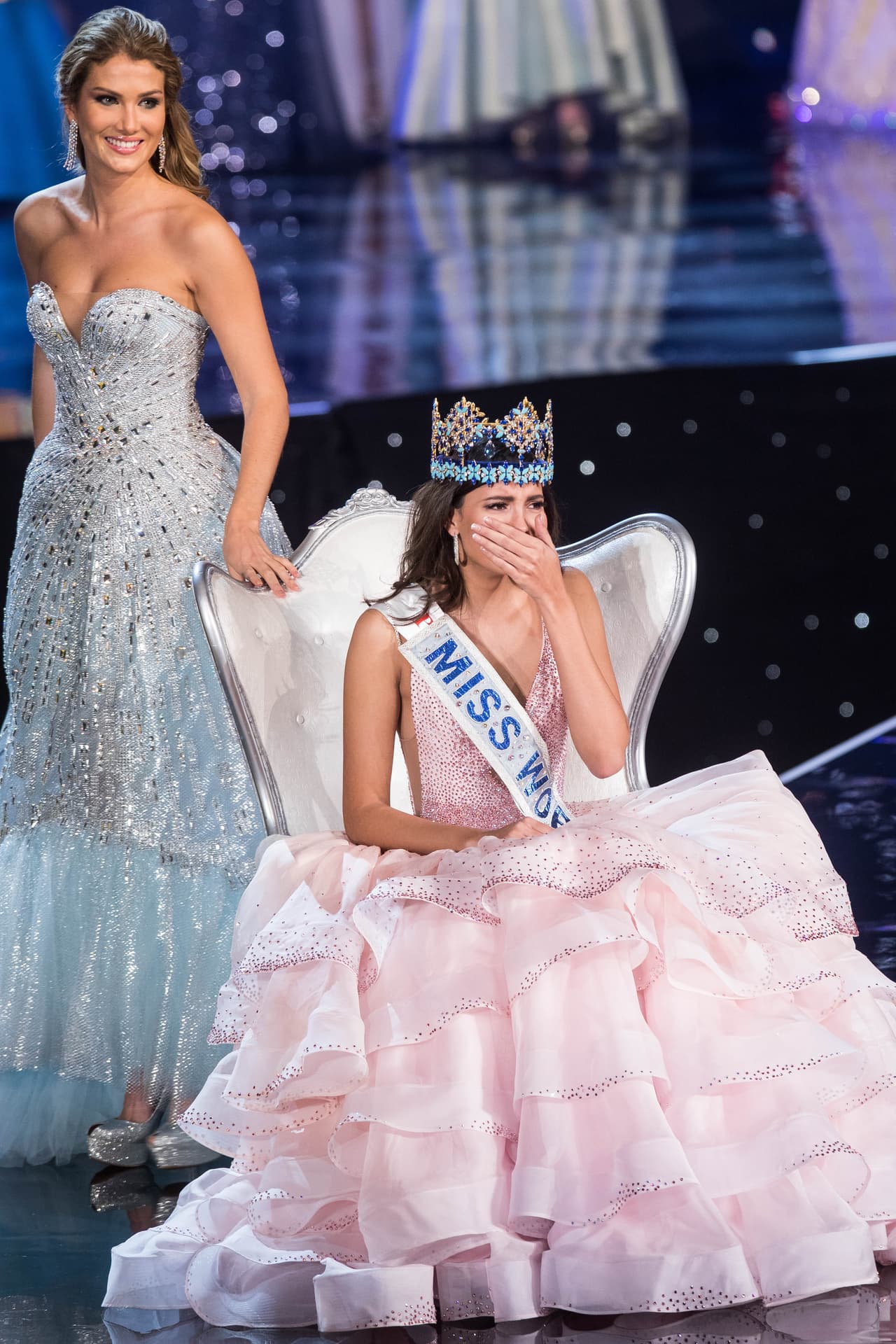 La española Mireia Lalaguna, Miss Mundo 2015, coronó a la joven puertorriqueña.