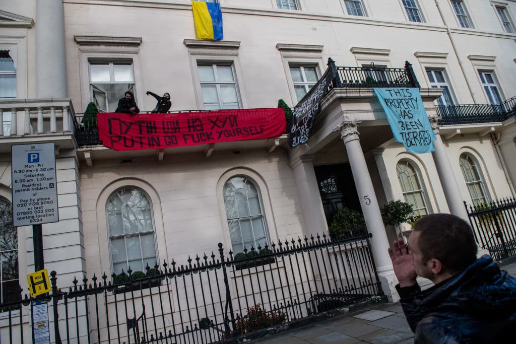 Los okupas que tomaron la residencia dijeron querer mostrar solidaridad con los ucranianos, "pero también que con los rusos que nunca han estado de acuerdo con esta locura".