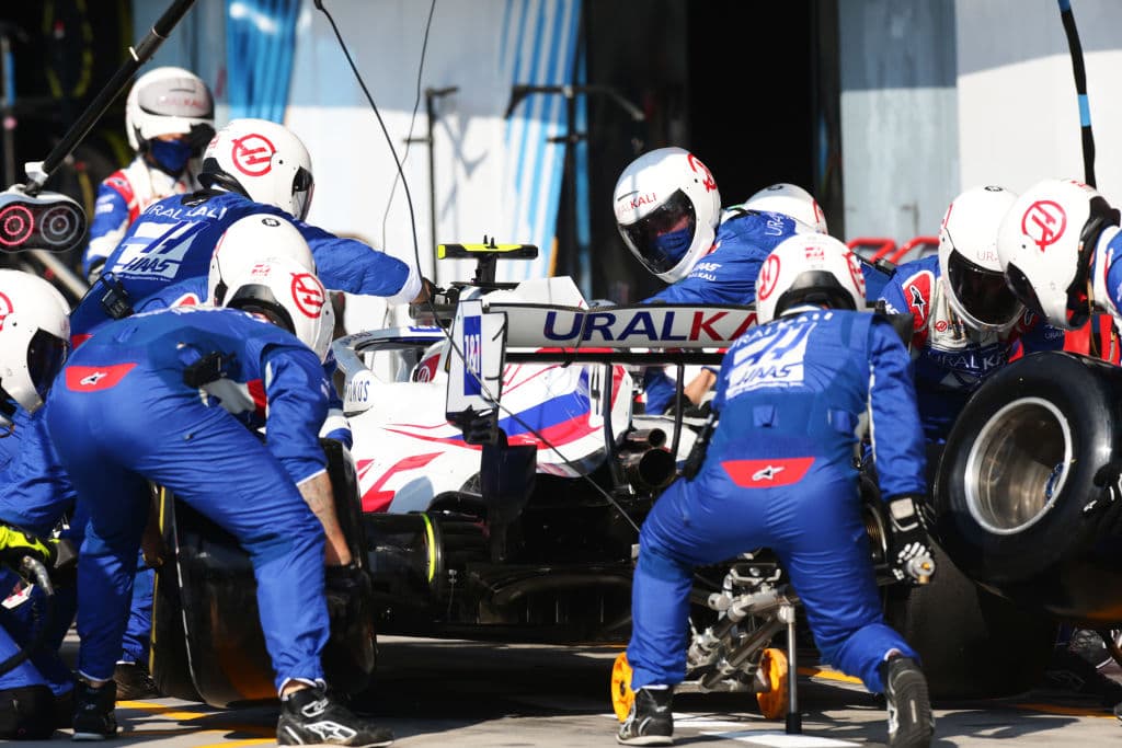 Daniel Ricciardo se lleva el Gran Premio de Italia y, en segundo lugar llegó su compañero Lando Norris, dandole a McLaren el uno dos en el podio. Max Verstappen y Lewis Hamilton tuvieron un incidente al inicio de la carrera, dejándolos fuera, mientras que Sergio Pérez llegó en tercer lugar pero tras una penalización, cayó a la quinta posición.