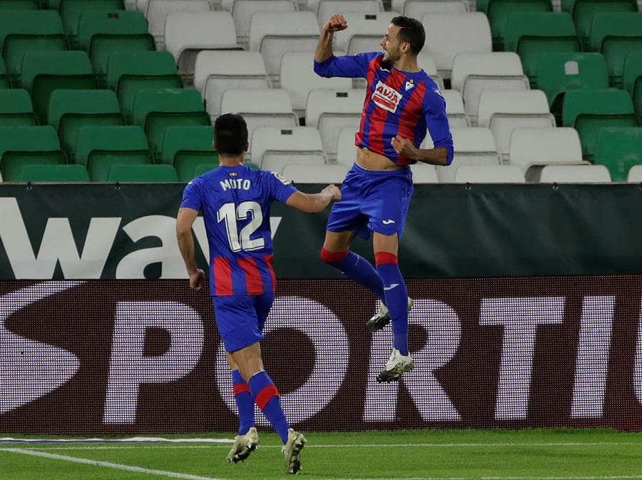 Real Betis no puede con Eibar, pierde 0-2 y se encuentra a dos posiciones del descenso en La Liga. Yoshinori Muto se encargó de hacer el primer tanto para su equipo, seguido de Esteban Burgos, quien cobró penal para llevarse la victoria en el Benito Villamarín.