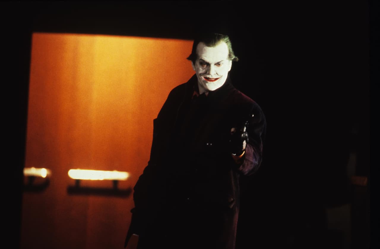 <b>Joker (‘Batman’ 1989)</b>
<br>Jack Nicholson fue el primer actor en llevar a la pantalla grande una versión oscura del Príncipe Payaso del Crimen y lo hizo con una interpretación que mezclaba humor negro y seriedad. La forma en que la historia conectó a Joker y Batman, cada uno creando al otro, además de la actuación de Nicholson lo hicieron de los villanos más recordados y queridos hasta ahora.
