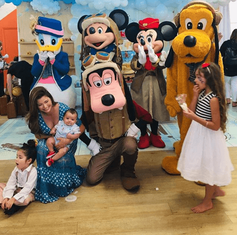 "La realidad de una mamá... Daisy se dio cuenta", escribió Ana Patricia junto a esta foto donde se le ve riendo al percatarse que Gael había expulsado su lechita, dejando una gran mancha en el suelo.