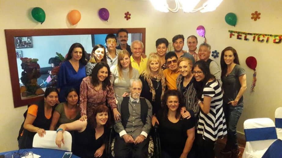 Rogelio se sintió muy querido por sus compañeros actores, quienes comieron pastel y le subieron el ánimo con su cariño.