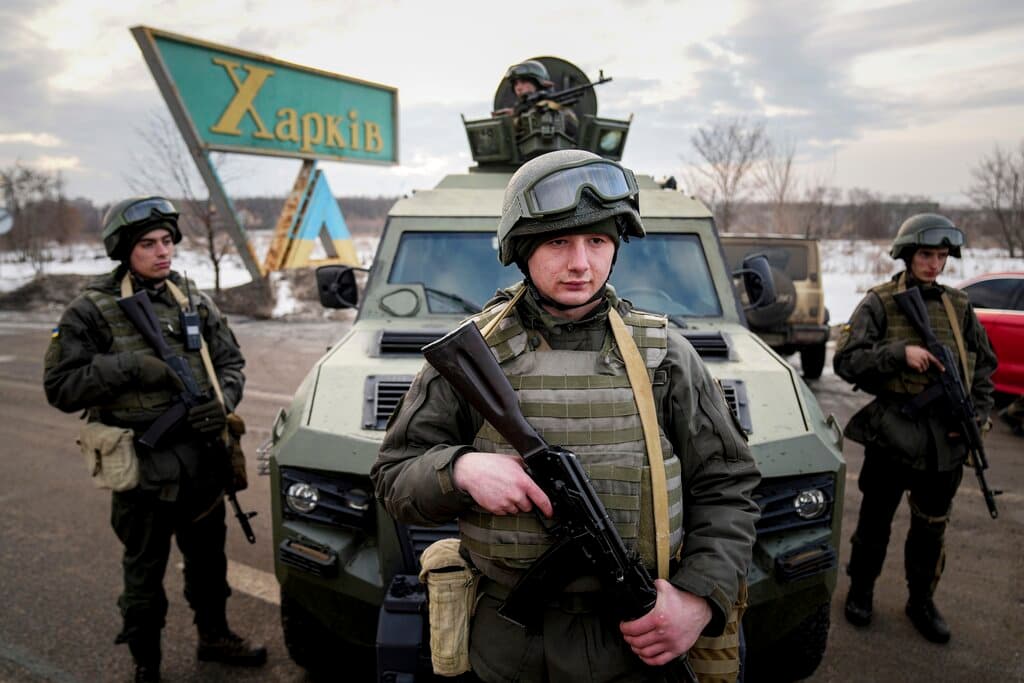 Soldados de la Guardia Nacional de Ucrania custodian un puesto de control móvil junto con agentes del Servicio de Seguridad de Ucrania y policías durante una operación conjunta en Kharkiv, Ucrania, el jueves 17 de febrero de 2022.
