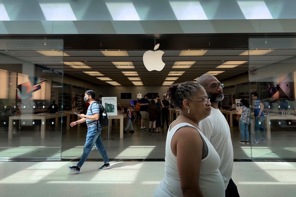 <h2 class="cms-H2-H2">Apple</h2>
<br>
<br>
<b>- Acción de Gracias: </b>Todas las tiendas de Apple en Estados Unidos estarán cerradas para el Día de Acción de Gracias, con la única excepción de la tienda insignia del gigante tecnológico, ubicada en la Quinta Avenida de Manhattan. 
<br>
<br>
<b>- Black Friday: </b>El viernes Apple abrirá sus tiendas, aunque los horarios varían según cada establecimiento.