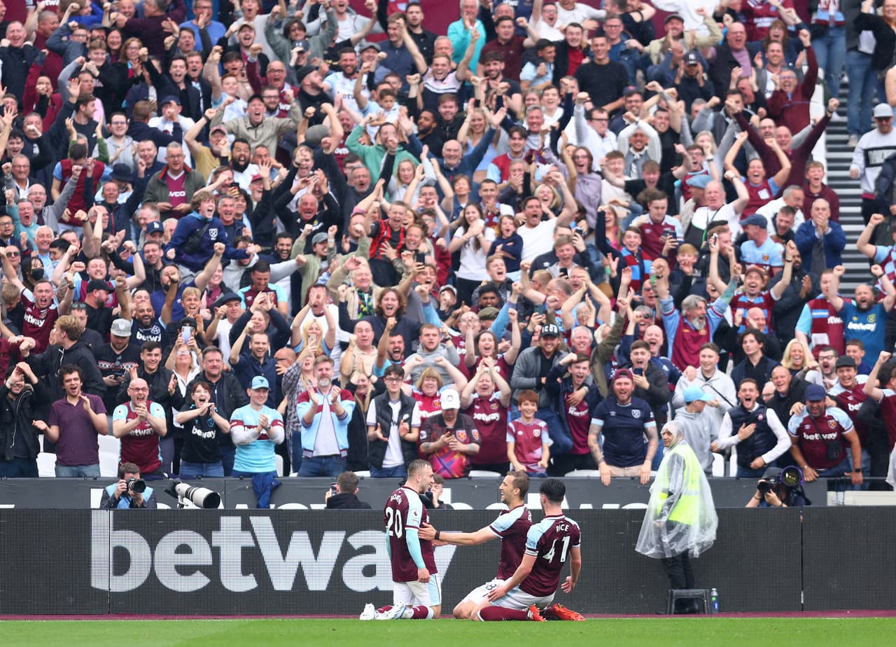 Resultados de la Jornada 37 de la Premier League: West Ham 2-2 Manchester City, Tottenham 1-0 Burnley, Watford 1-5 Leicester City, Wolves 1-1 Norwich, Leed United 1-1 Brighton, Aston Villa 1-1 Crystal Palace.