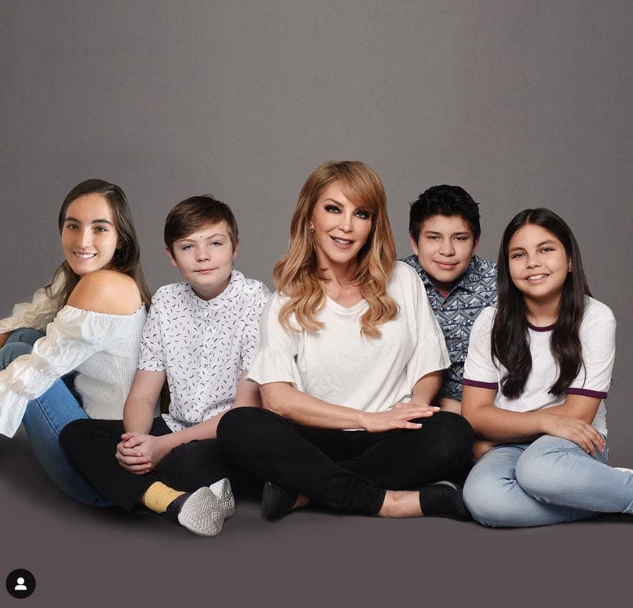 "Yo creo que así debemos de educar a los hijos", comentó Laura Flores, "es mi manera de pensar". 
<br>