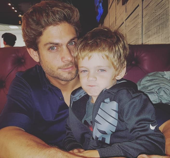 Horacio Pancheri con su copia exacta, el pequeño Benicio que vive en Argentina al lado de su mamá.