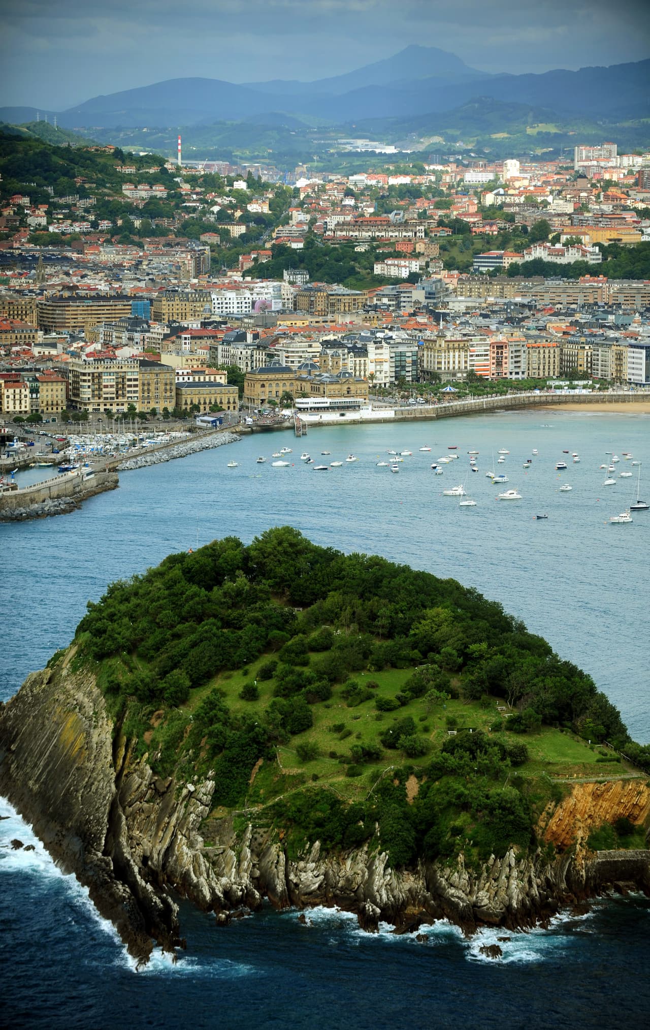 Islas del Canal, California. Poca gente se aventura en estas islas. Sin embargo, Santa Catalina, la más accesible y conocida, se encuentra a solo dos horas en barco desde el puerto de Los Ángeles.