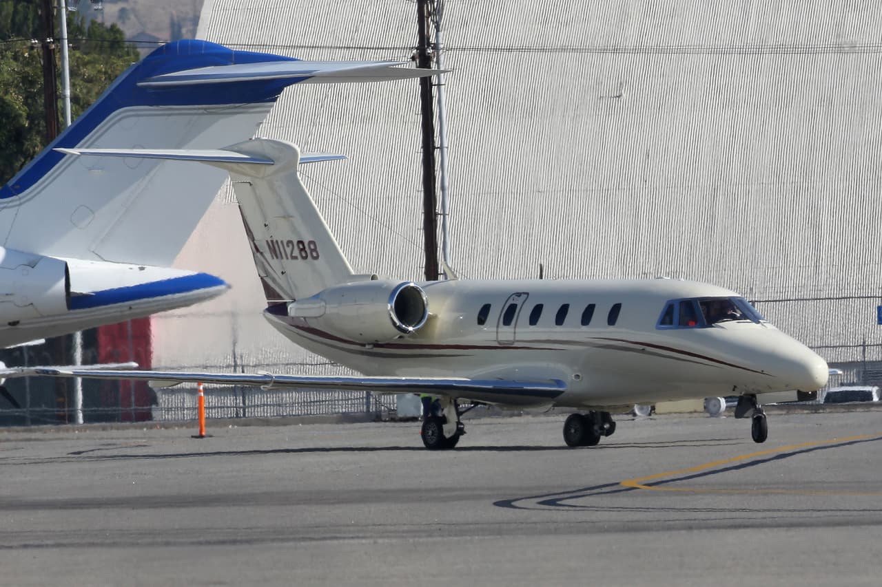 Este es el avión que la pareja abordó rumbo a su viaje del amor.