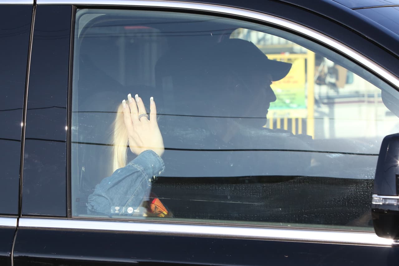 Gwen trató de cubrirse la cara y ¡Error! lo hizo con la mano donde trae ese tremendo anillo.