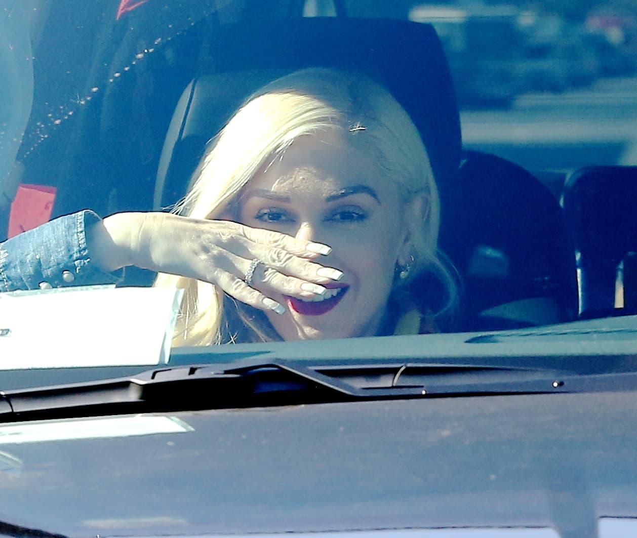 Gwen se reía tímidamente y fue en ese momento cuando los paparazzi captaron el tremendo anillo que traía puesto.