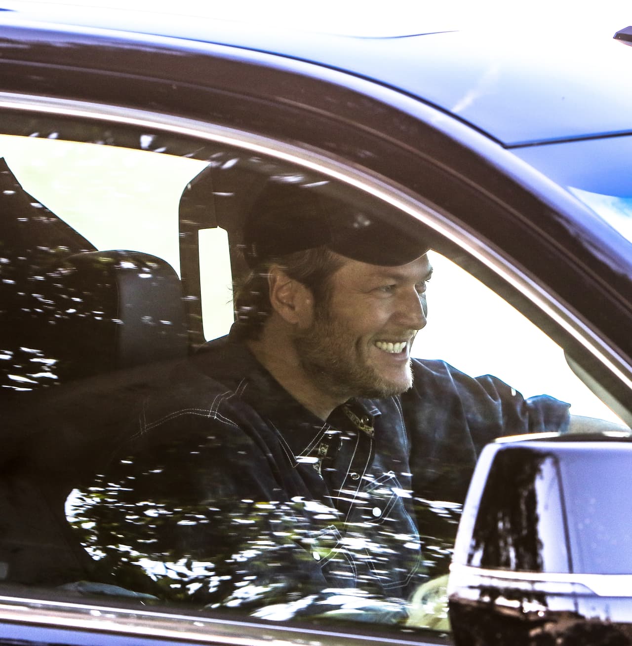 ¡Uy! ¿Qué se iban contando este par de enamorados dentro del carro que Blake sonreía pícaramente?