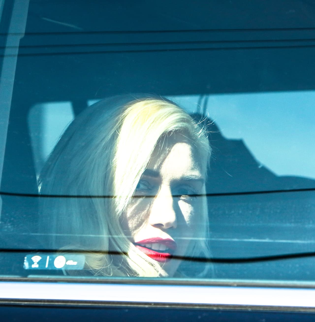 Gwen Stefani fue captada de camino a un romántico viaje pre navideño al lado de su amorcito.