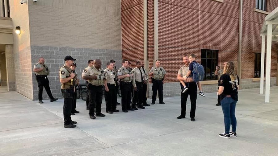 El grupo se reunió a las afueras de la escuela de Caden este miércoles, cuando comenzaron las clases en el condado de Hall.