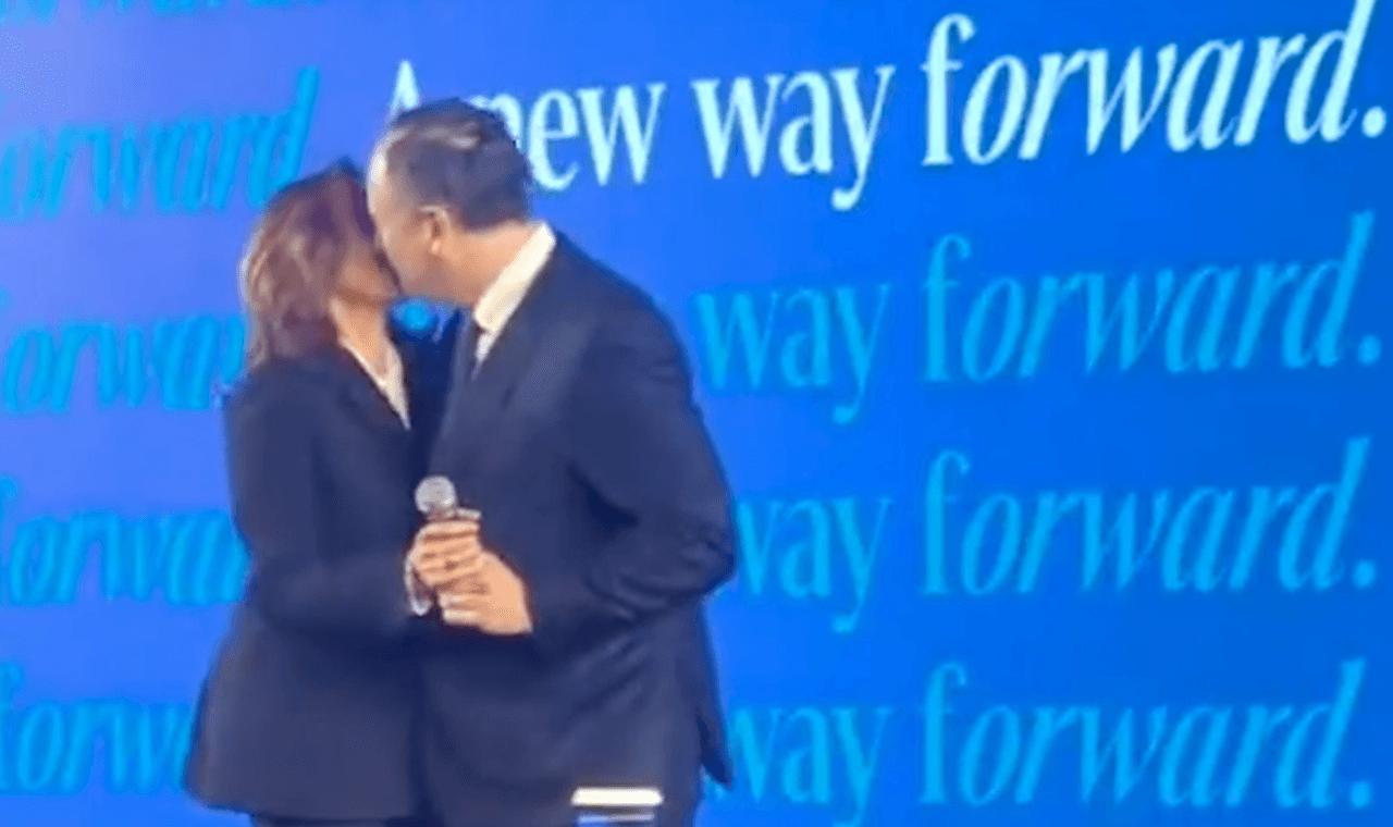Así fue el tierno beso entre Harris y su esposo tras el debate presidencial