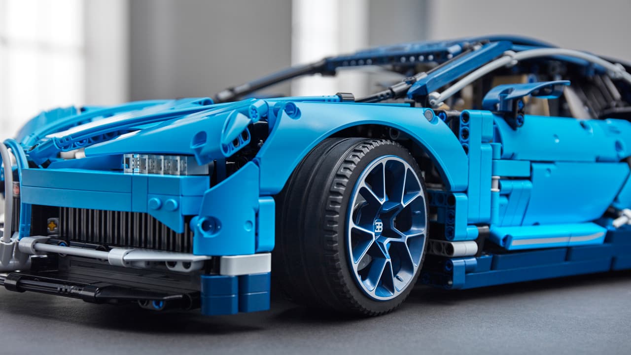 Las medidas de este auto a escala son: 22 pulgadas de largo, 9.8 pulgadas de ancho y 5.5 pulgadas de alto.