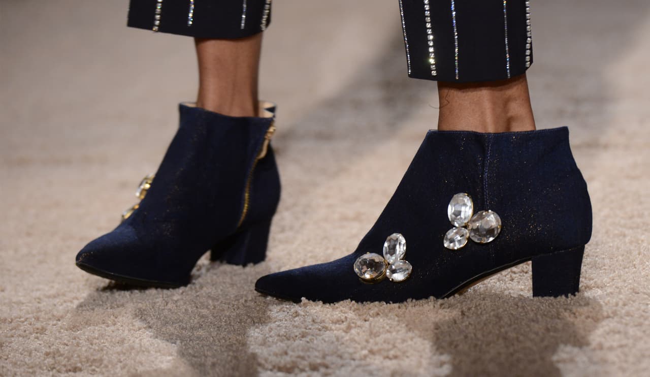 Como mostrar los tobillos ha sido y sigue siendo una de las tendencias más contundentes de los últimos años y a la que han sucumbido por igual hombres y mujeres, este tipo de botines de gamuza y apliques de brillante que parecen forrar los pies, se convierten en la joya de la corona.