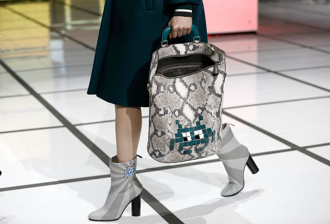 Para las que quieren esta versión de botines para deslumbrar en la oficina pueden seguir la ruta que emprendieron marcas como la de Anya Hindmarch, Chanel o Gucci que hicieron que los botines fueran casi lienzos vivientes llenos de colores y texturas divertidas pero de cortes muy formales y tacones muy apropiados para soportar largas jornadas.