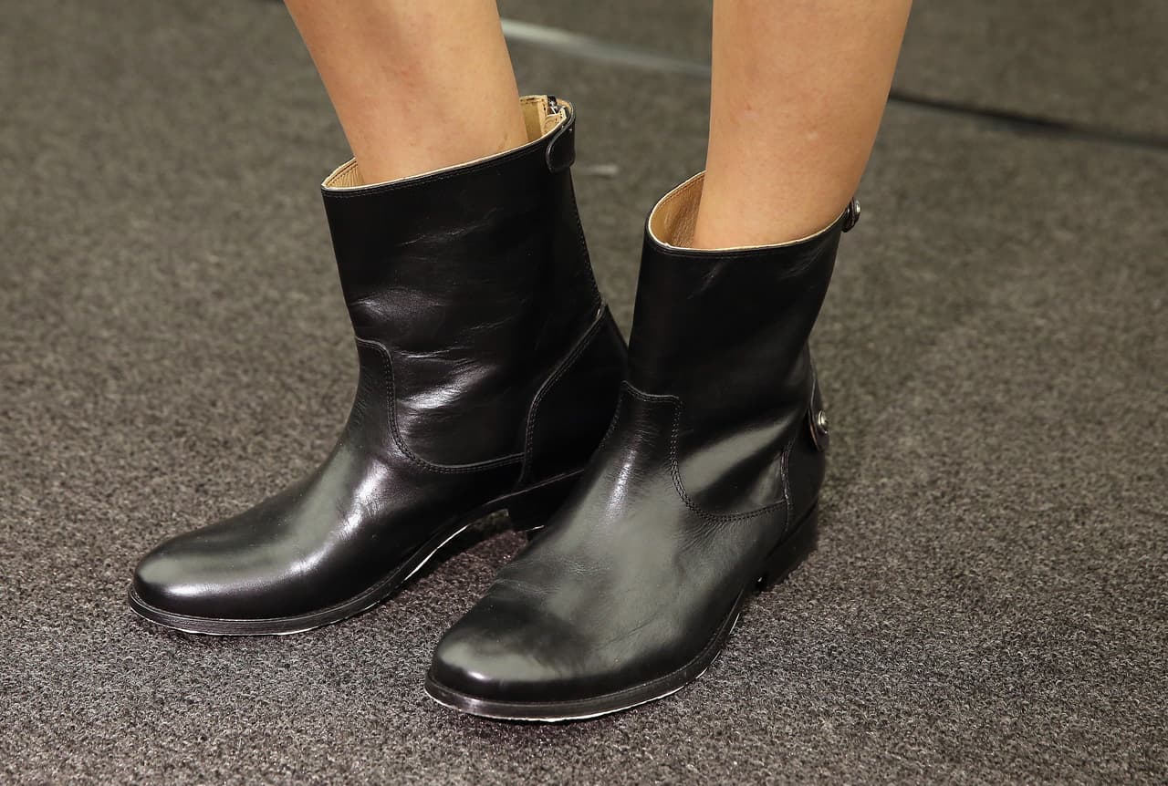 Estas versiones sofisticadas de botines redondos evocan los zapatos tradicionales que llevaron las mujeres en otros siglo. Este tipo de botines van bien tanto con falda con como pantalones, mejor si los pantalones son tipo capri y dejan expuesta un poco de piel de la pantorrilla.