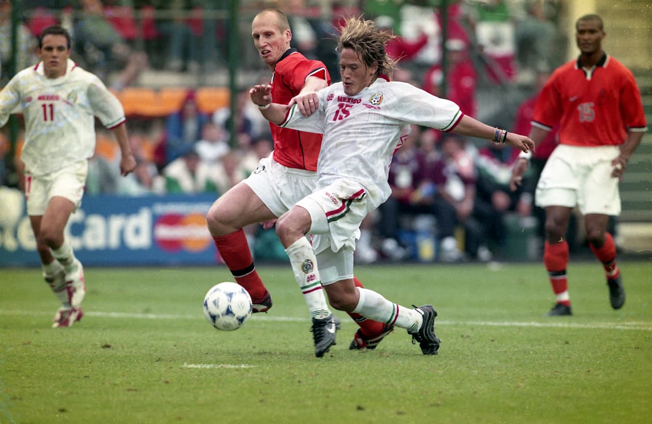 Pensando en el Mundial de Francia, donde marcó cuatro goles, Luis ‘el Pájaro’ Hernández regresó a México.