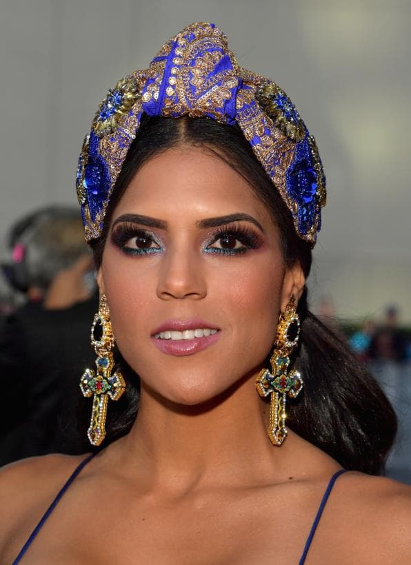 Los accesorios fueron piezas clave para enaltecer el precioso vestido azul rey que usó ese año.