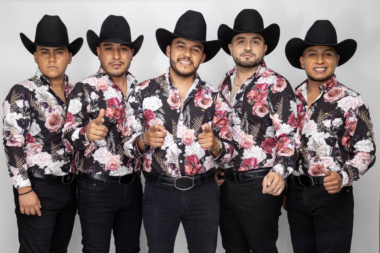 <b>La Nueva Estrategia</b>
<br>
<b>La Nueva Estrategia</b> fue la banda con la que trabajaron los de 
<b>La Maquinaria Norteña</b> en el sencillo antes mencionado y también están nominados en la misma categoría.